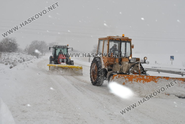 Метър сняг затрупа с. Елена, пускат тока до няколко часа