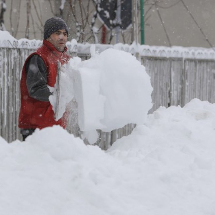 Автобус с българи остана в Румъния заради виелицата