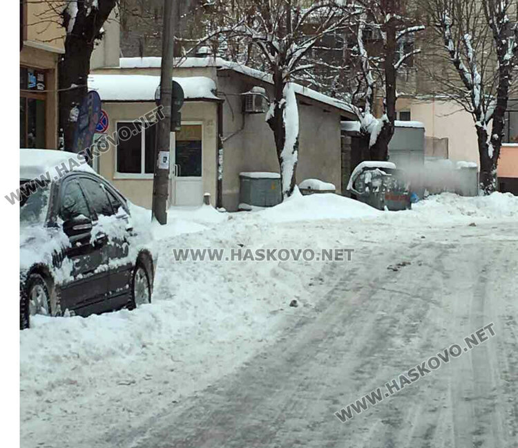 Общината: Махнете колите от малките улици, за да влезе снегорин