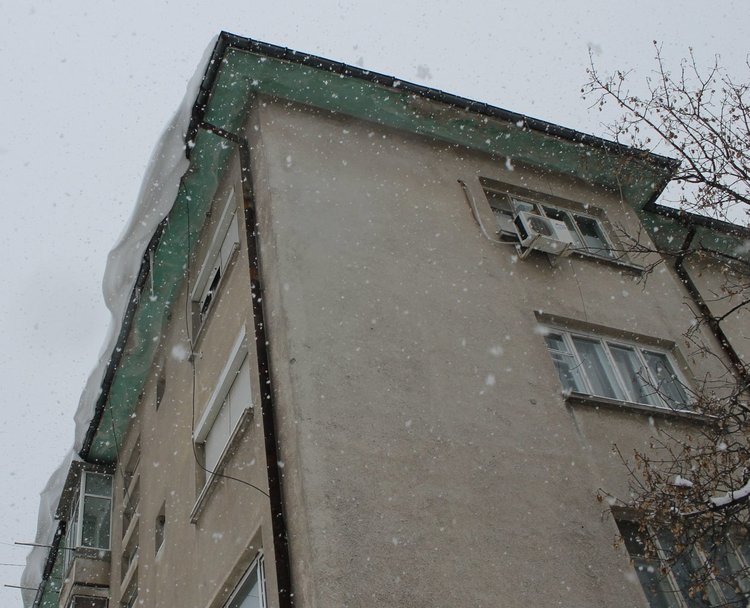 Снежни изненади от покривите дебнат минувачите в Димитровград