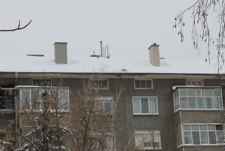 Снежни изненади от покривите дебнат минувачите в Димитровград