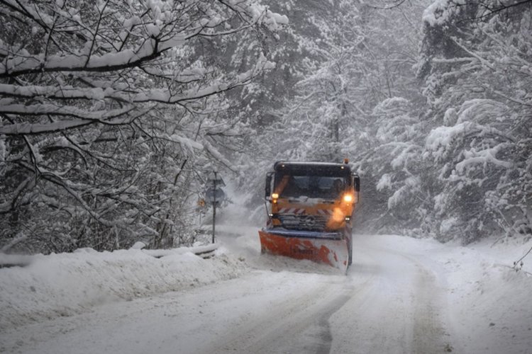 Пътят Ардино – Кърджали проходим при зимни условия, над 30 см сняг на Далджа