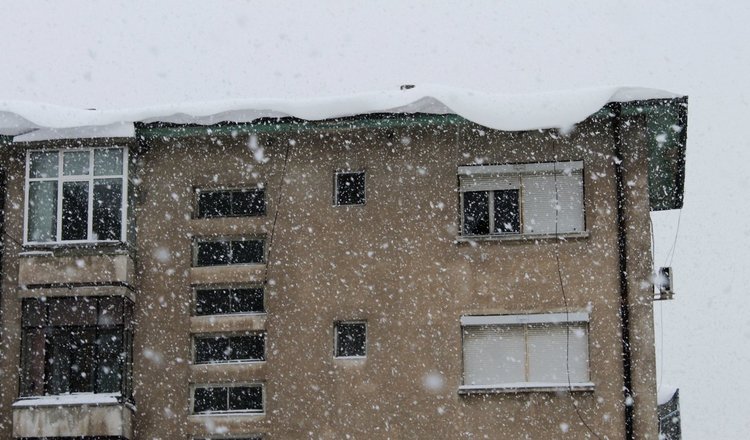 Снежни изненади от покривите дебнат минувачите в Димитровград