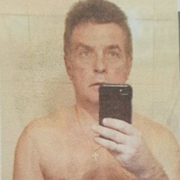 Прокуратурата проверява голи снимки на училищен директор