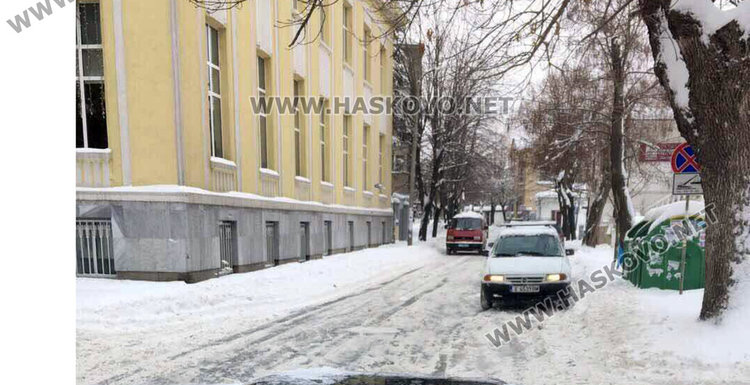 Общината: Махнете колите от малките улици, за да влезе снегорин