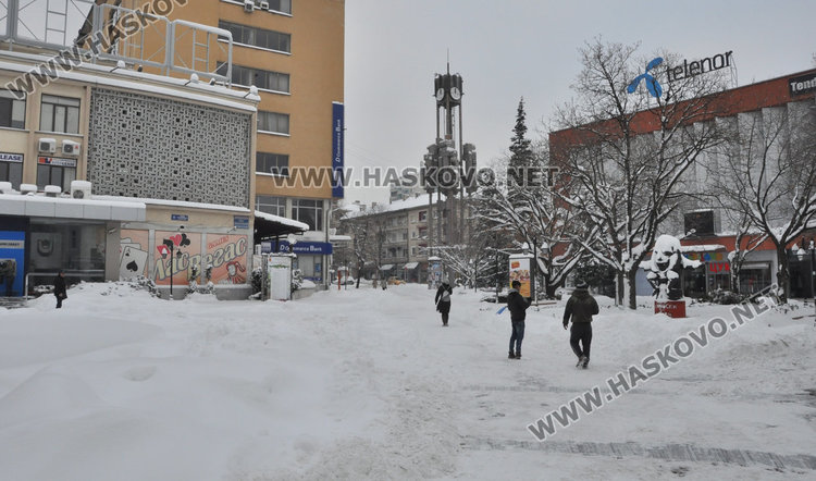 Хасково в бяло, вижте как изглежда градът тази сутрин (галерия)