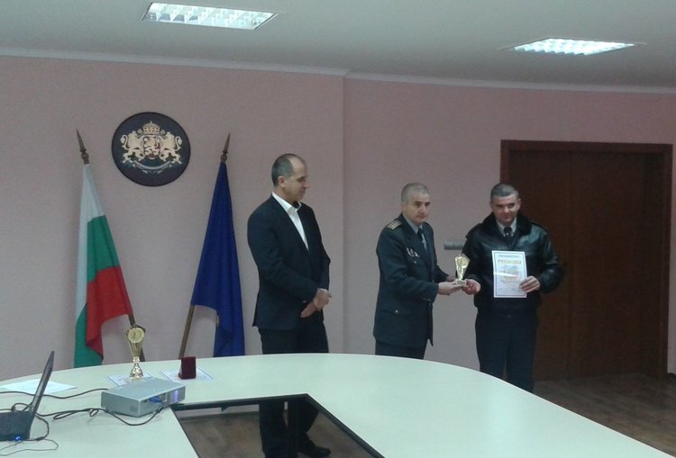 Директорът на РД „ПБЗН” комисар Сергей Заимов награждава младши инспектор Танер Юсеин