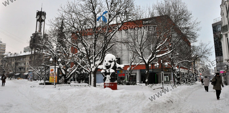 Хасково в бяло, вижте как изглежда градът тази сутрин (галерия)