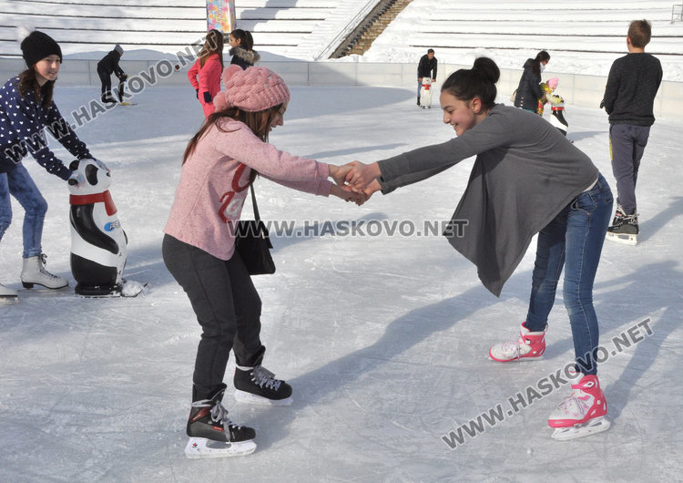 Слънцето се усмихна, ледената пързалка се напълни