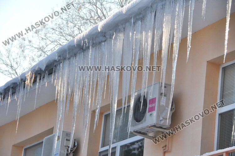 Хасковлия сам чисти ледените кинжали, след десетки сигнали на тел. 112 