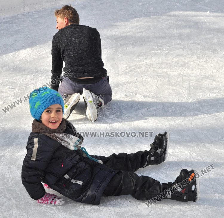 Слънцето се усмихна, ледената пързалка се напълни