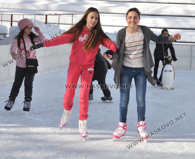 Слънцето се усмихна, ледената пързалка се напълни