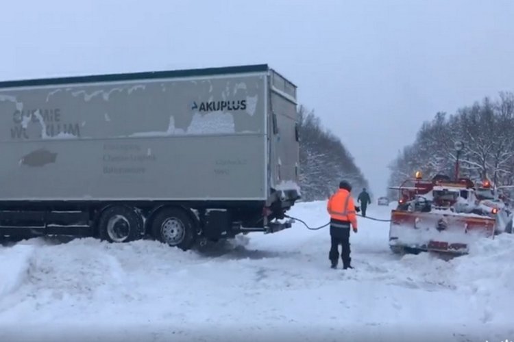 МТЛБ-то, собственост на община Димитровград снощи е било използвано за освобождаване на пътна отсечка между селата Воден и Черногорово, снимка -Марин Иванов
