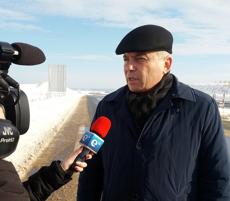 Магистралата чиста до асфалт, слънцето помогна