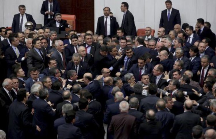 Турските управляващи и опозицията се сбиха в парламента 