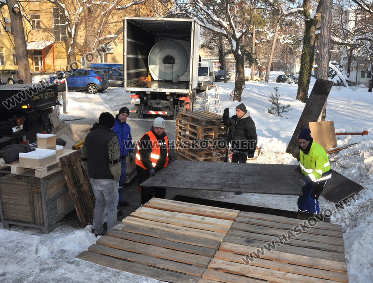 Немските работници първо изградиха от палети площадка за апаратурата