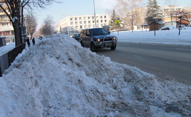 От Общината предприеха разчистването и на пространствата за паркиране