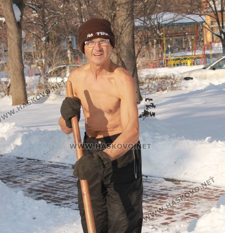 66-годишен димитровградчанин чисти снега гол