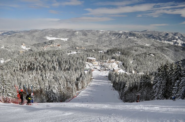Пампорово пълно с туристи, туристи се радват на сняг над метър и перфектни писти