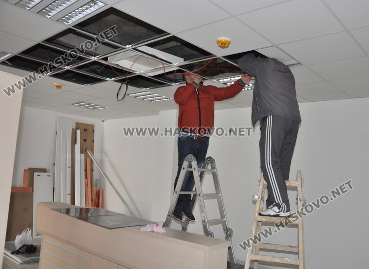 Все още текат довършителни дейности в сградата