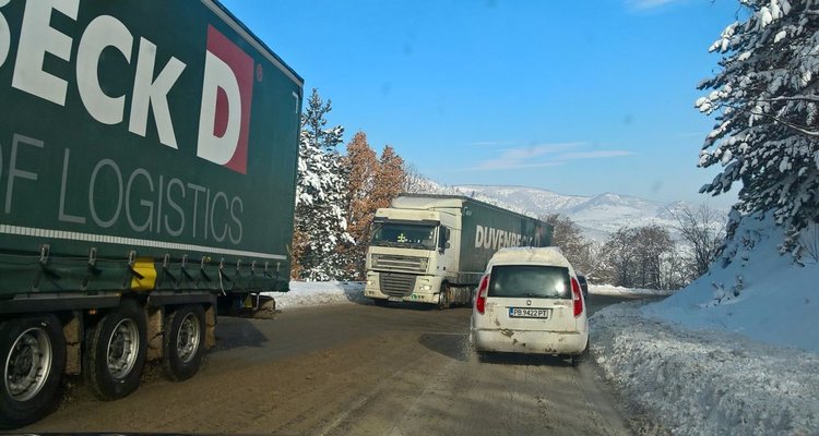 Повишено внимание по пътищата, възможна е поледица