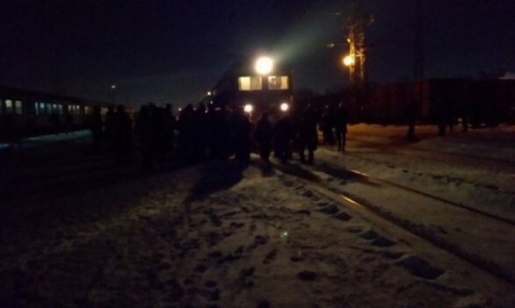 Изнервени пътници блокираха влак, той спря на 2 метра от тях