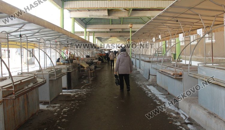 Студеното време прогони търговците на Зеленчуков пазар в Димитровград