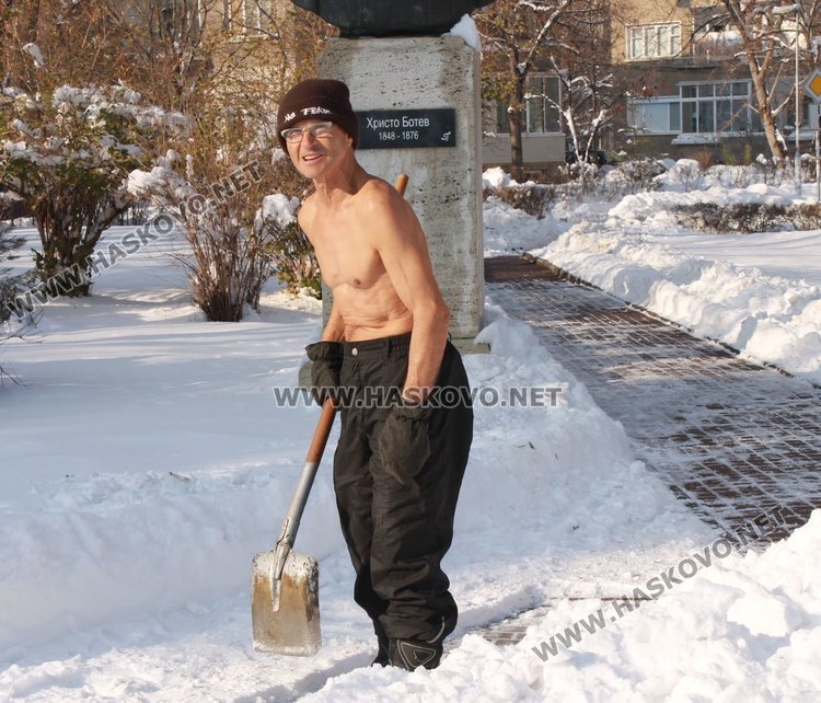 66-годишен димитровградчанин чисти снега гол