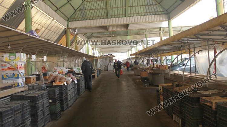 Студът прогони търговците на Зеленчуковия пазар