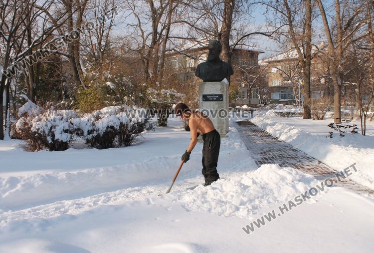66-годишен димитровградчанин чисти снега гол