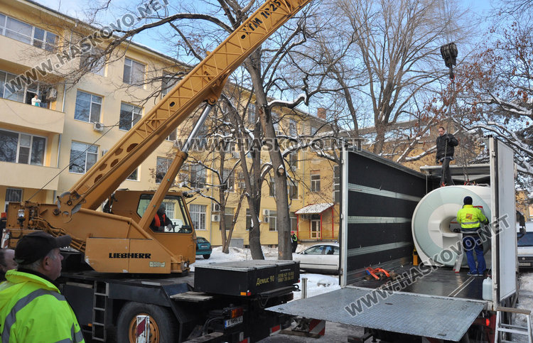 Свалиха ядрено-магнитния резонанс в МБАЛ с кран, заработва до края на февруари