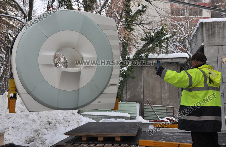 Свалиха ядрено-магнитния резонанс в МБАЛ с кран, заработва до края на февруари