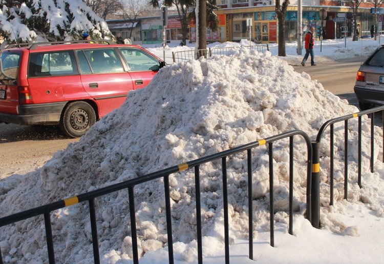 Купчини сняг бяха струпани по улици и булеварди днес