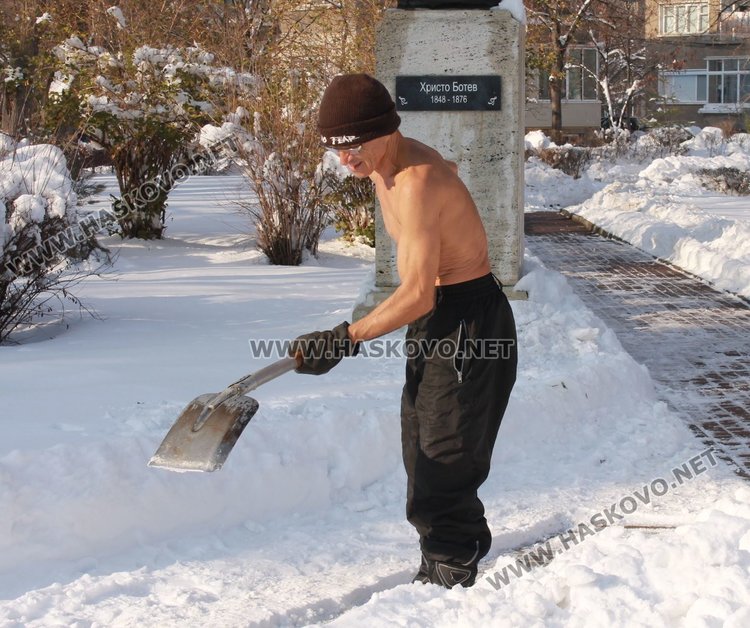 66-годишен димитровградчанин чисти снега гол