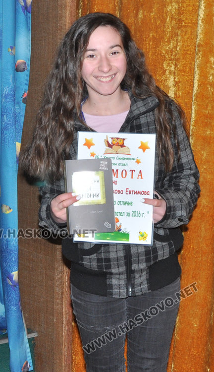 Първокласник чете през ден по книга, наградиха най-активните деца