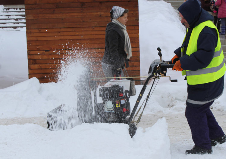 Почистиха снега пред входовете на училищата в община Хасково