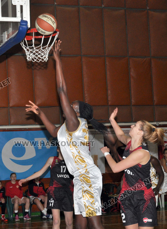 Баскетболистките на Хасково размазаха Нефтохимик с 40 точки преднина