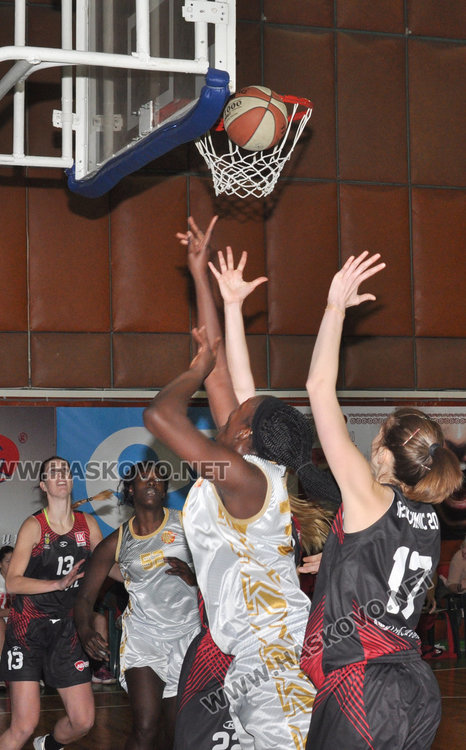 Баскетболистките на Хасково размазаха Нефтохимик с 40 точки преднина