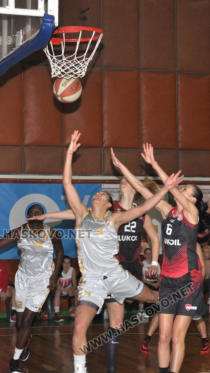 Баскетболистките на Хасково размазаха Нефтохимик с 40 точки преднина