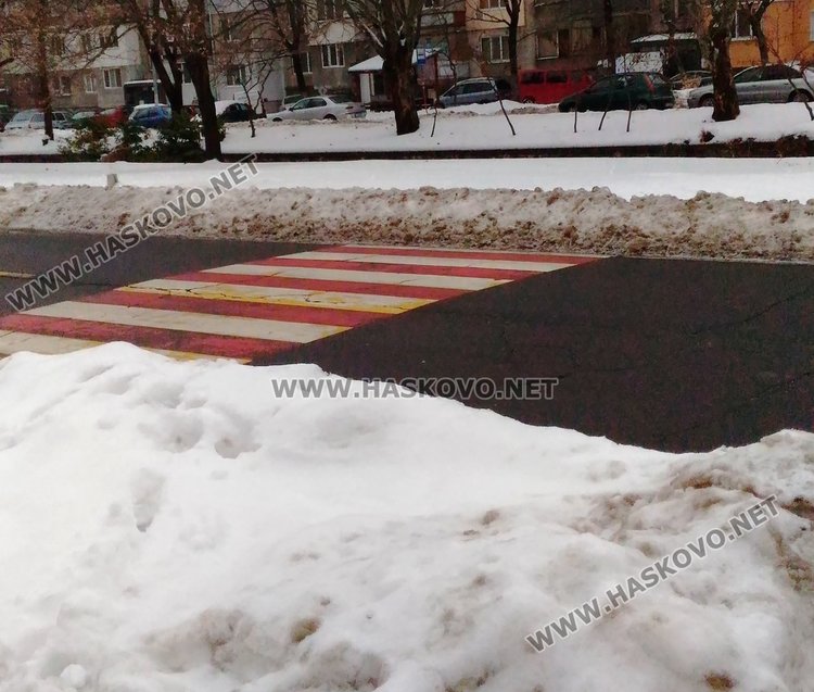 Читател: Деца трябва да пробиват преспи за пешеходна пътека към училище