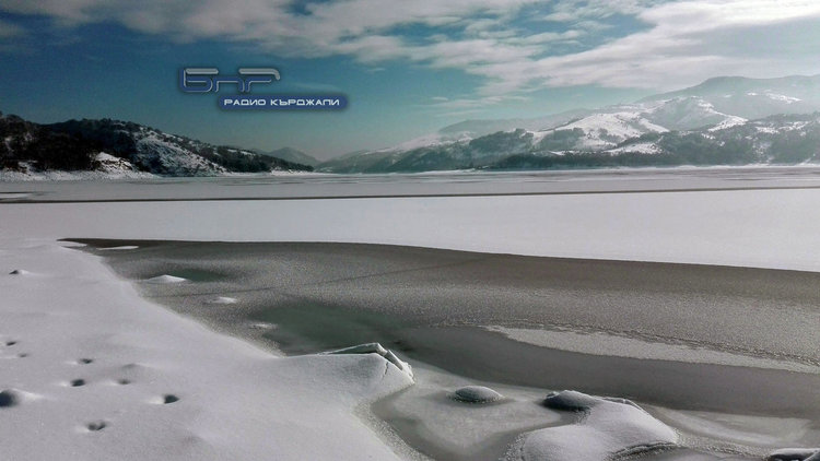 Лед скова язовир Студен кладенец тази седмица