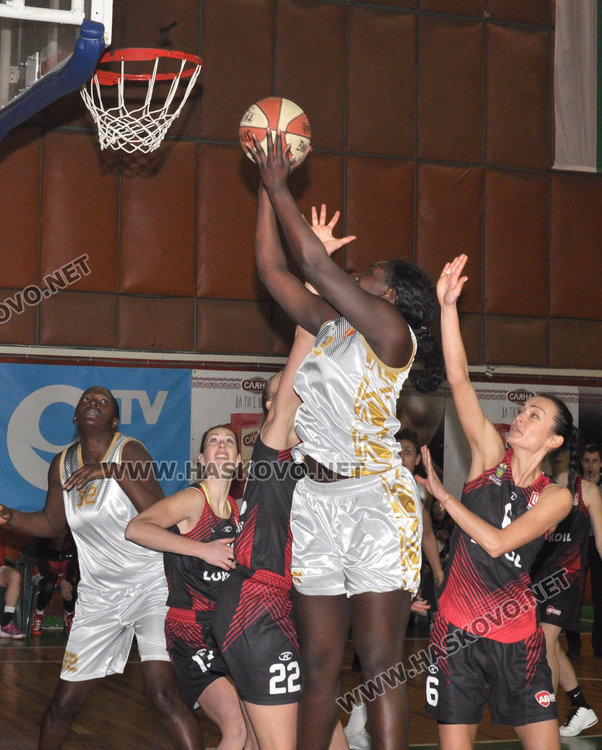 Баскетболистките на Хасково размазаха Нефтохимик с 40 точки преднина