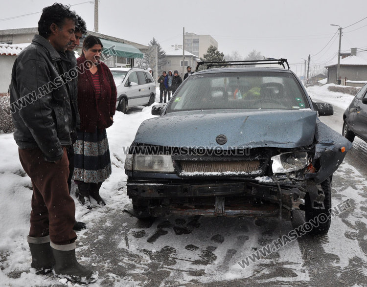 Опел се вряза челно в джип в Болярово