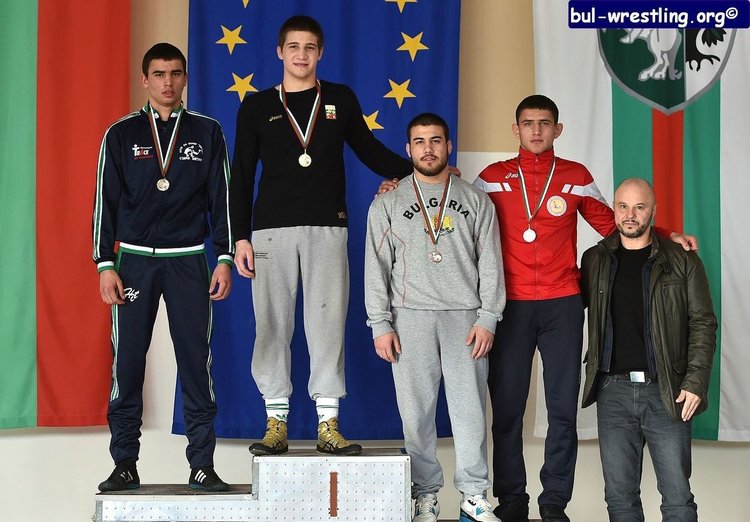 Три медала спечелиха димитровградските борци в държавното първенство