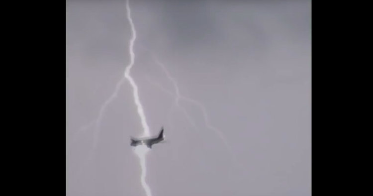 Гръм удари самолет във въздуха (видео)