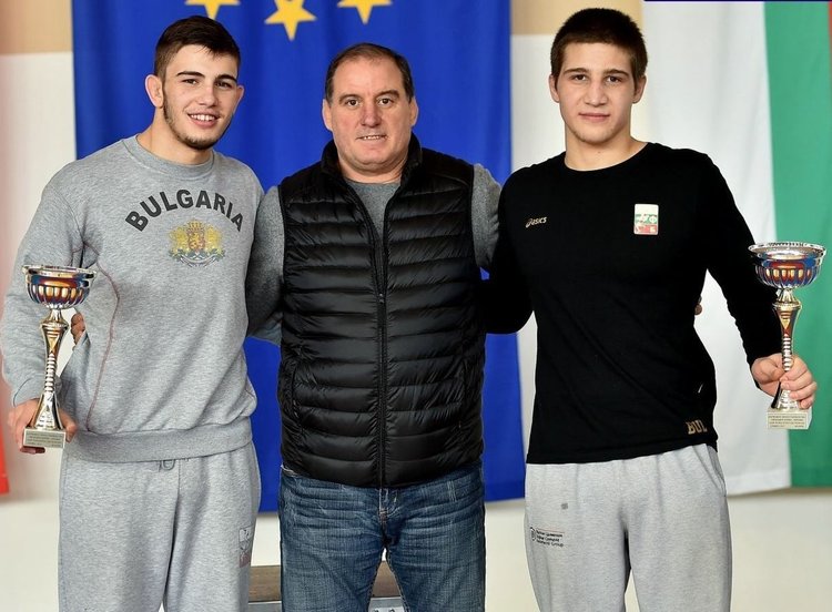 Един златен и два сребърни медала завоюваха възпитаници на СК по борба -Димитровград 