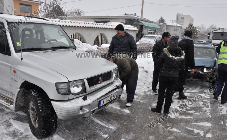 Опел се вряза челно в джип в Болярово