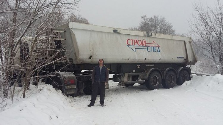 На пътя е аварирал камион, снимката е предоставена от наш читател