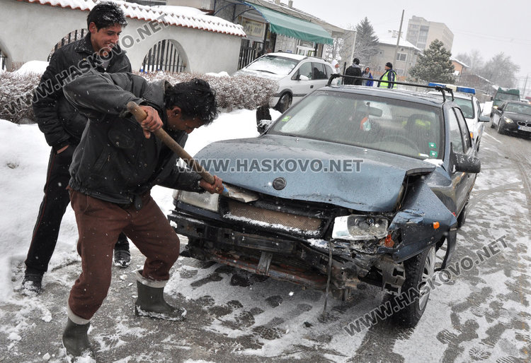 Опел се вряза челно в джип в Болярово