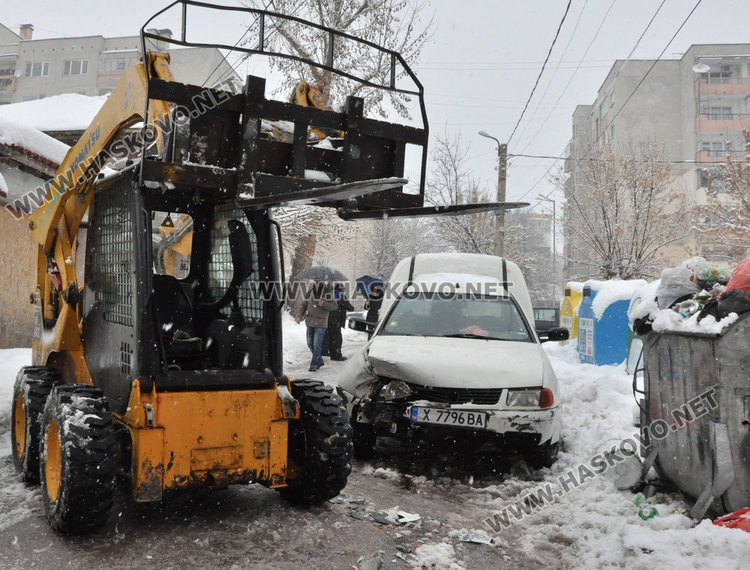 Пикап с храна се заби в багер, засякъл му пътя